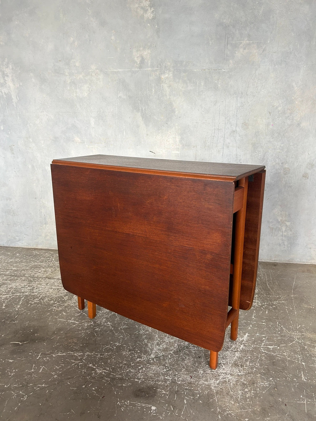 Mid Century Modern Macintosh Extending Drop Leaf Table