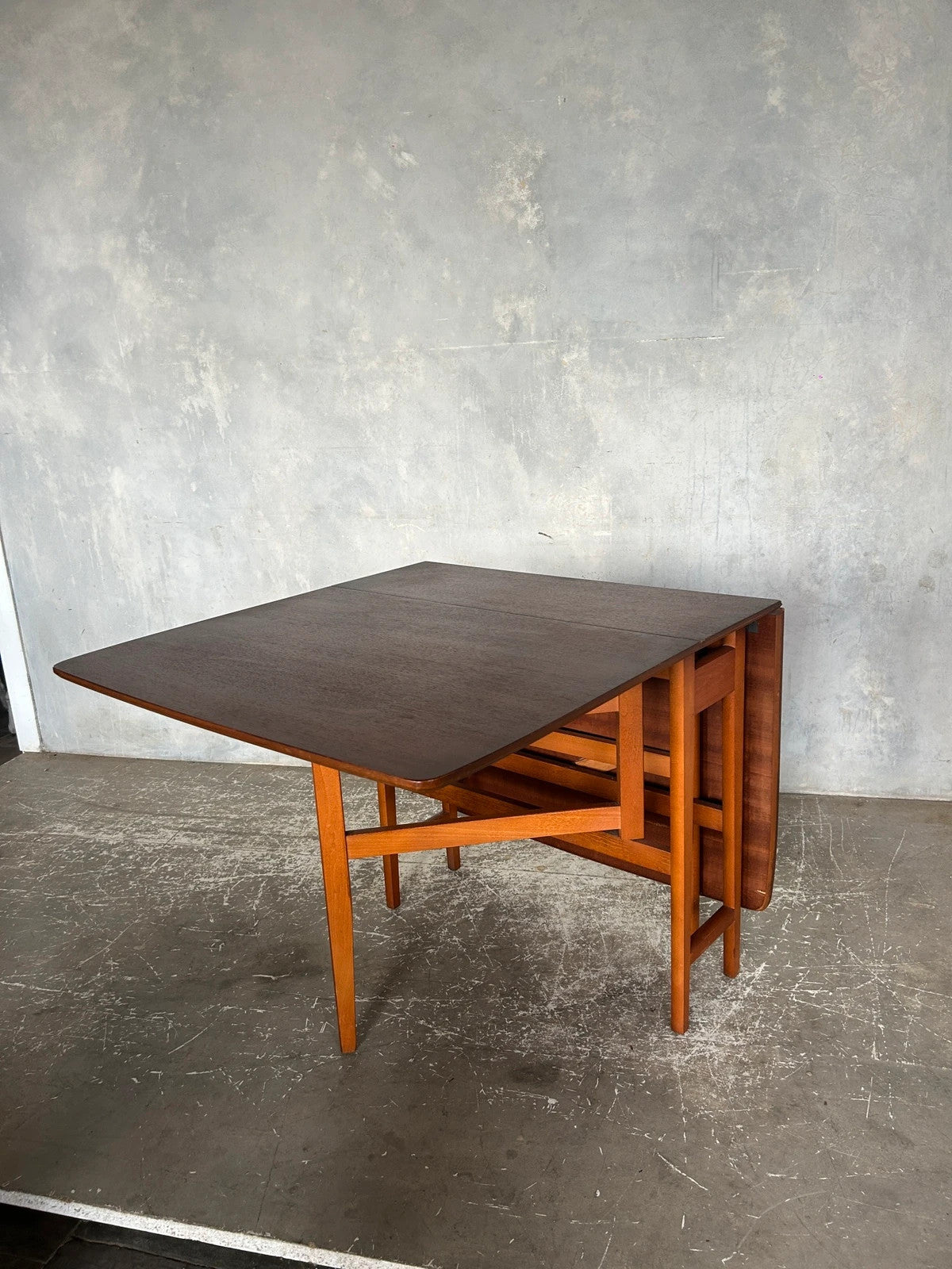 Mid Century Modern Macintosh Extending Drop Leaf Table