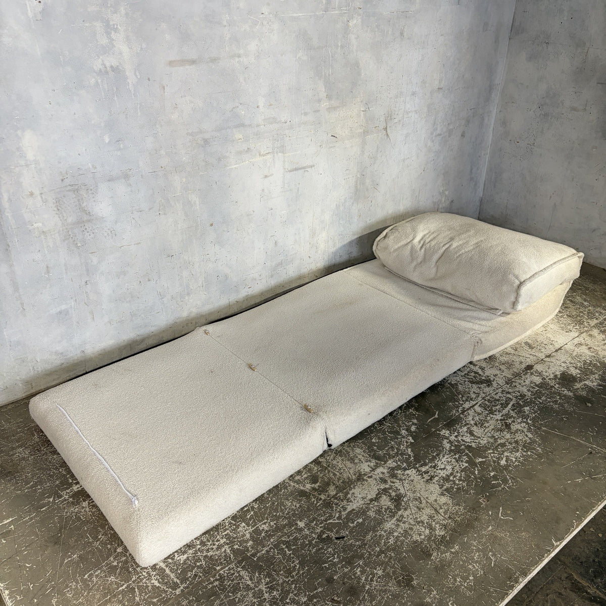 Space Age Style White Sherpa Convertible Lounge Chair & Daybed – original photograph 9