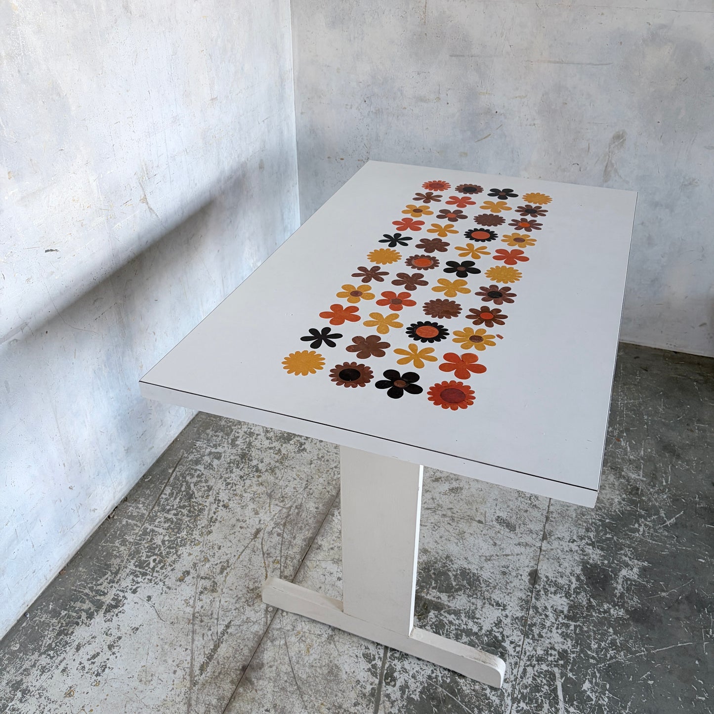 Mid Century Space Age Floral Formica Dining Table – Retro 1970s White Kitchen Table