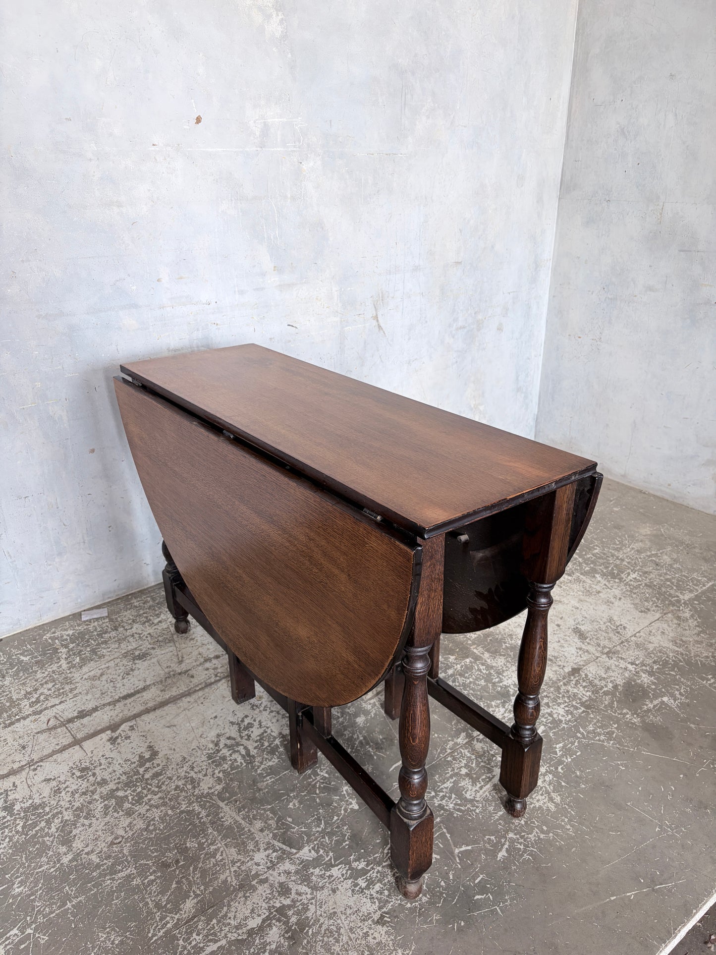 Vintage Oak Drop Leaf Dining Table – Round Gateleg Extending Table