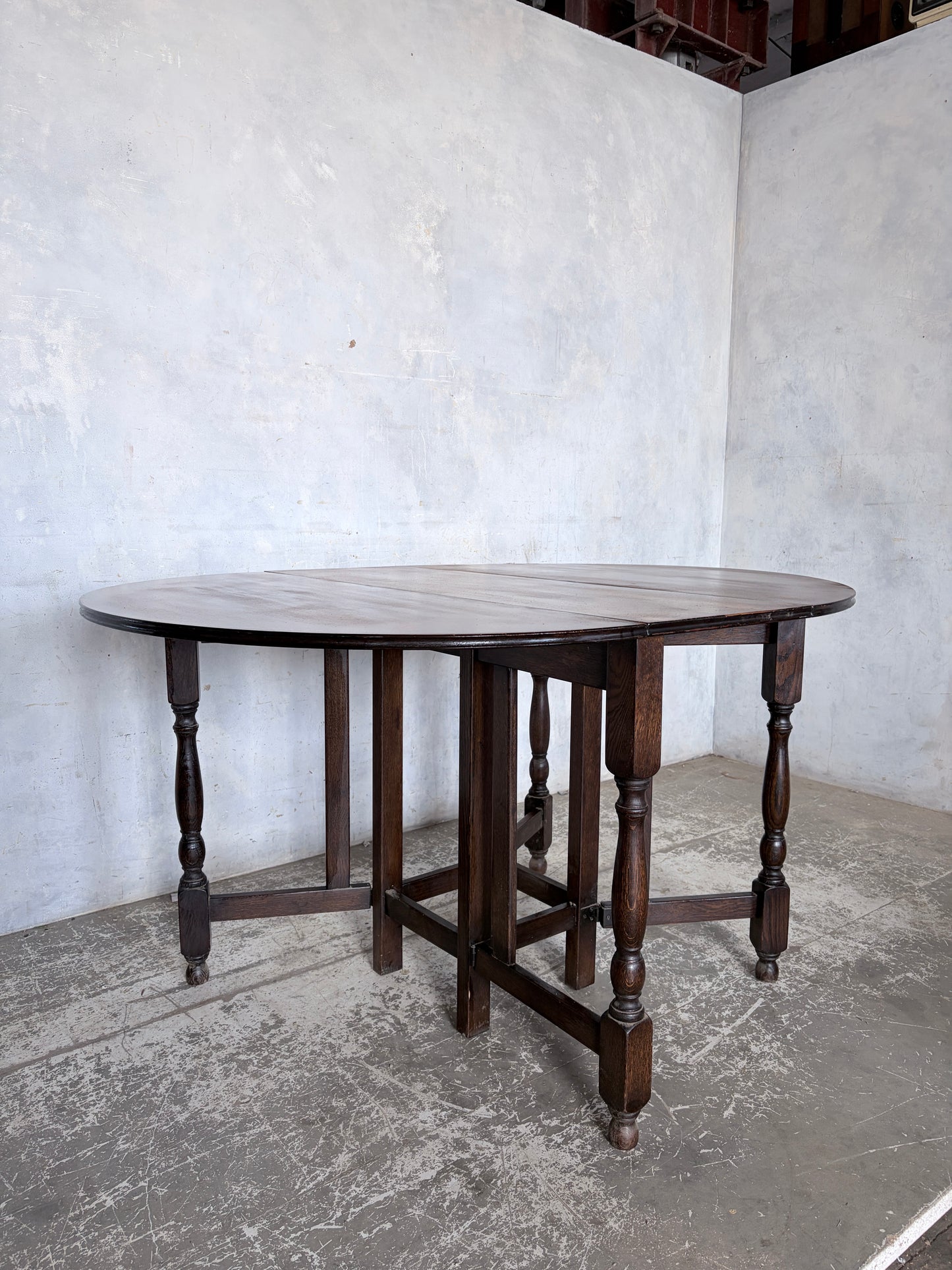 Vintage Oak Drop Leaf Dining Table – Round Gateleg Extending Table