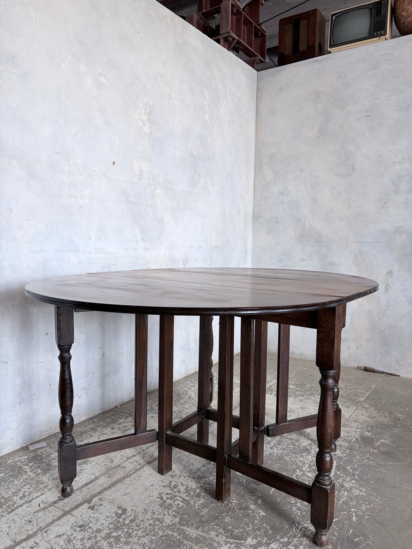 Vintage Oak Drop Leaf Dining Table – Round Gateleg Extending Table
