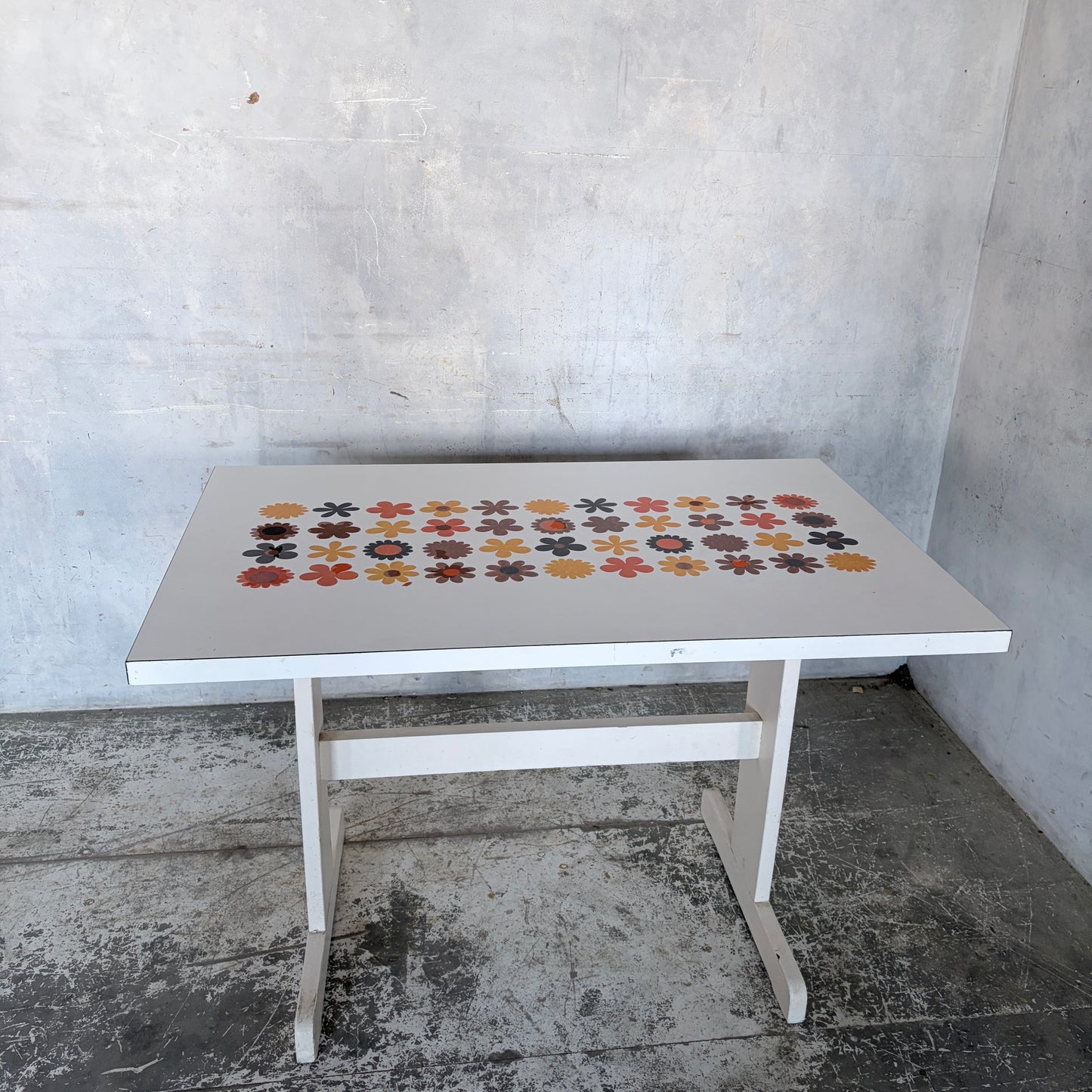 Mid Century Space Age Floral Formica Dining Table – Retro 1970s White Kitchen Table