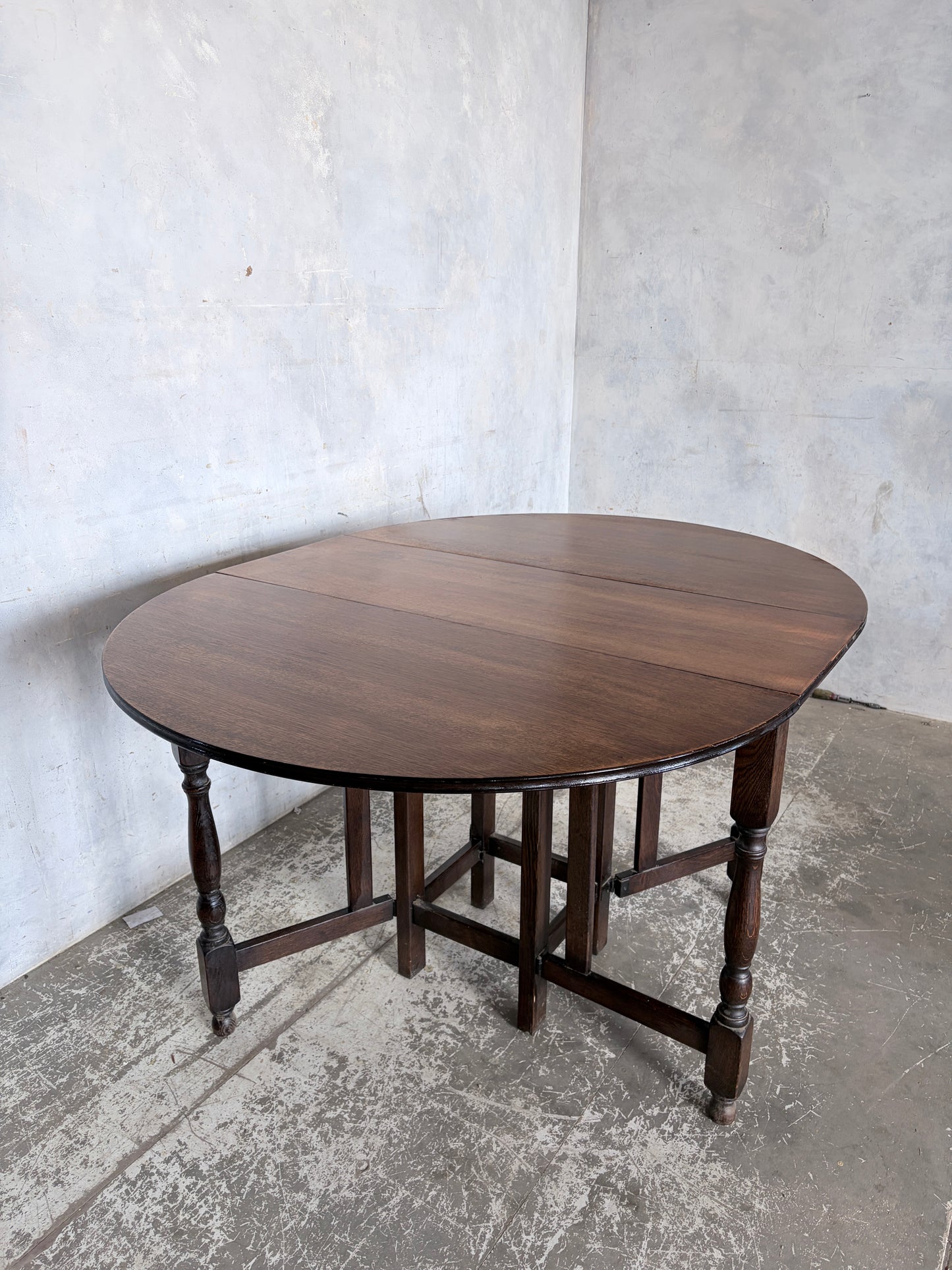 Vintage Oak Drop Leaf Dining Table – Round Gateleg Extending Table