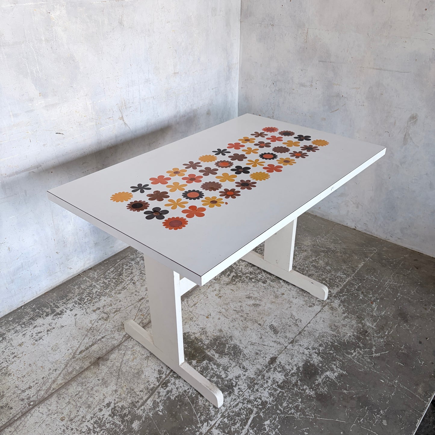 Mid Century Space Age Floral Formica Dining Table – Retro 1970s White Kitchen Table