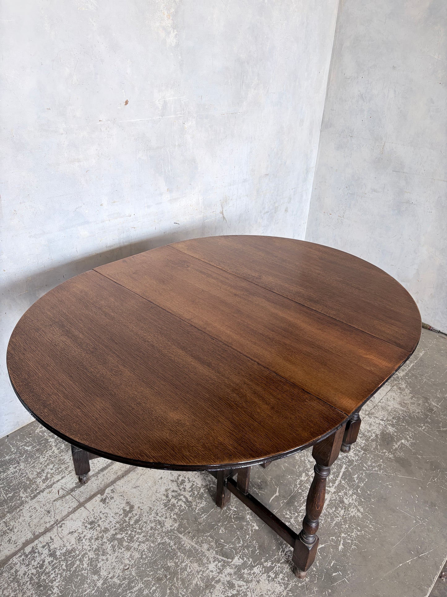 Vintage Oak Drop Leaf Dining Table – Round Gateleg Extending Table