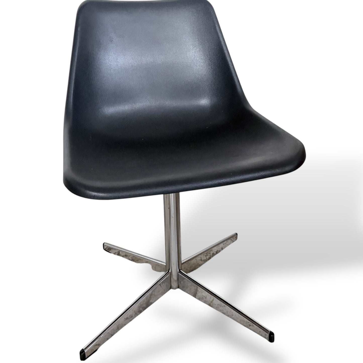 Vintage Robin Day Swivel Chair – Black Shell with Chrome Base