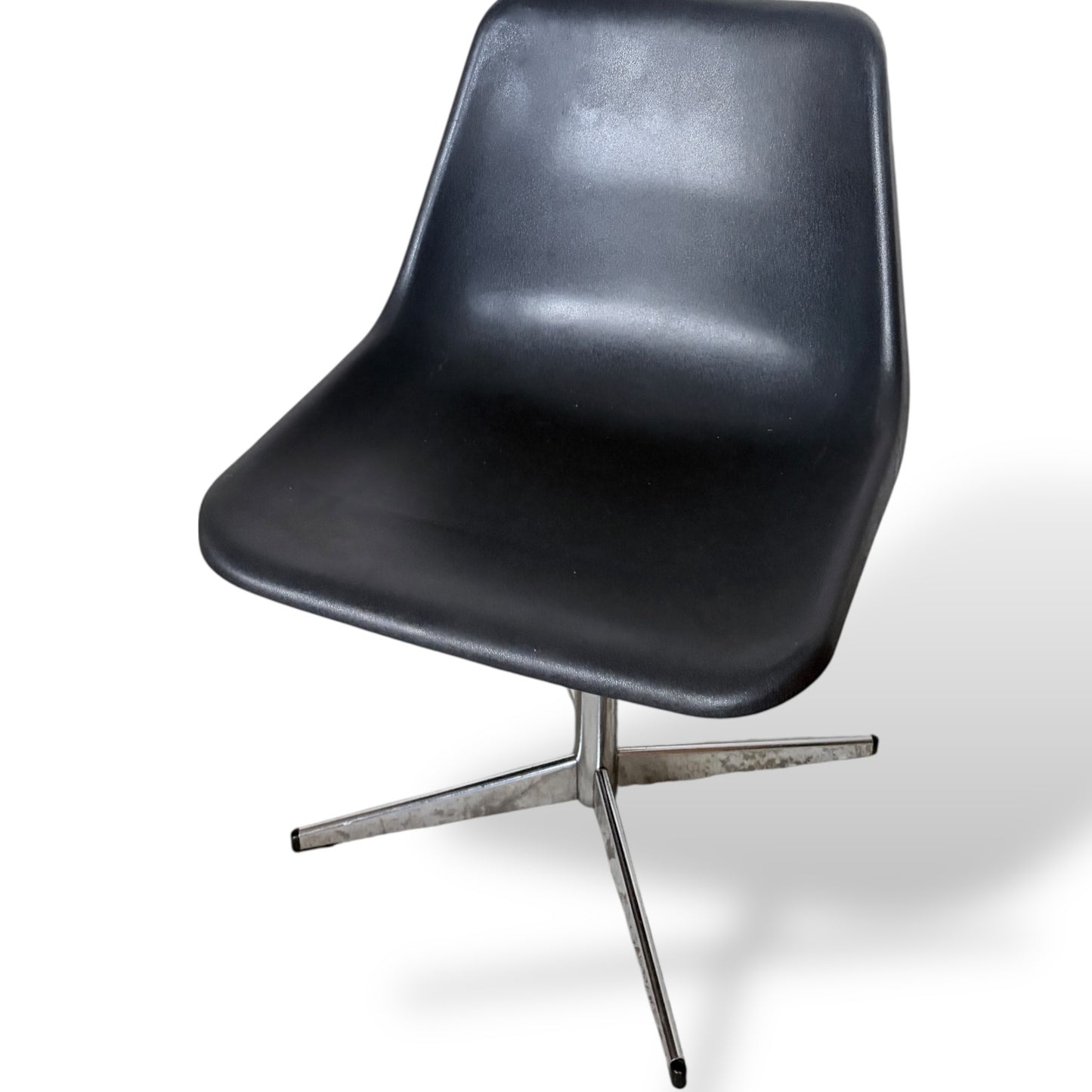 Vintage Robin Day Swivel Chair – Black Shell with Chrome Base