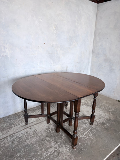 Vintage Oak Drop Leaf Dining Table – Round Gateleg Extending Table