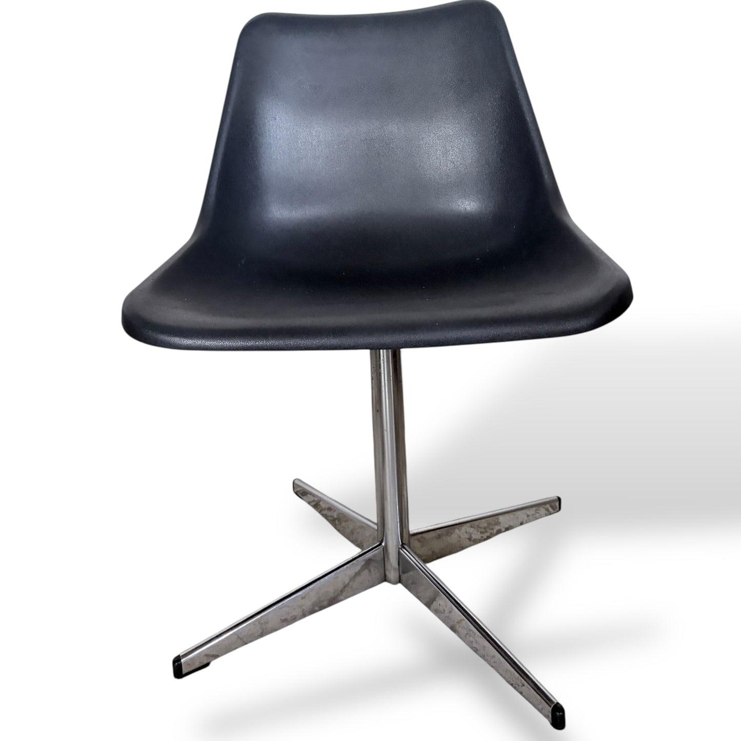 Vintage Robin Day Swivel Chair – Black Shell with Chrome Base