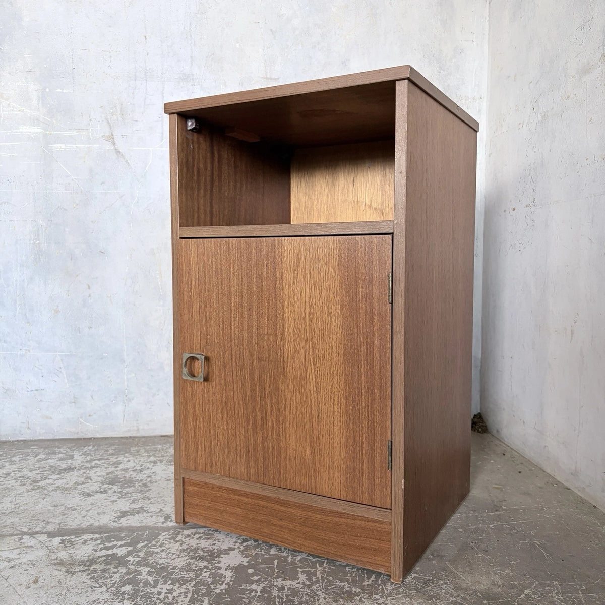 Mid-century American-style teak bedside cabinet - view 2