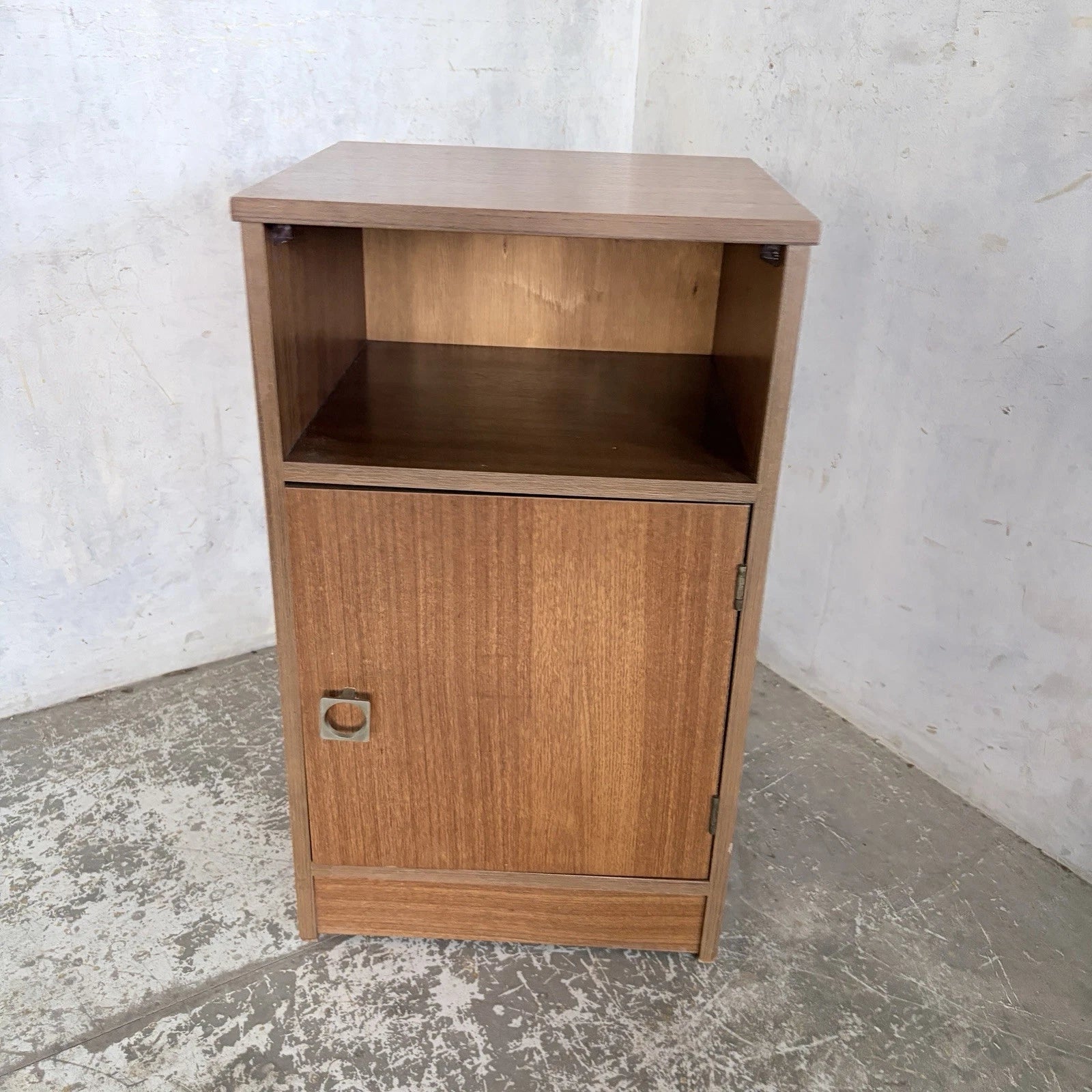 Mid-century American-style teak bedside cabinet - view 4