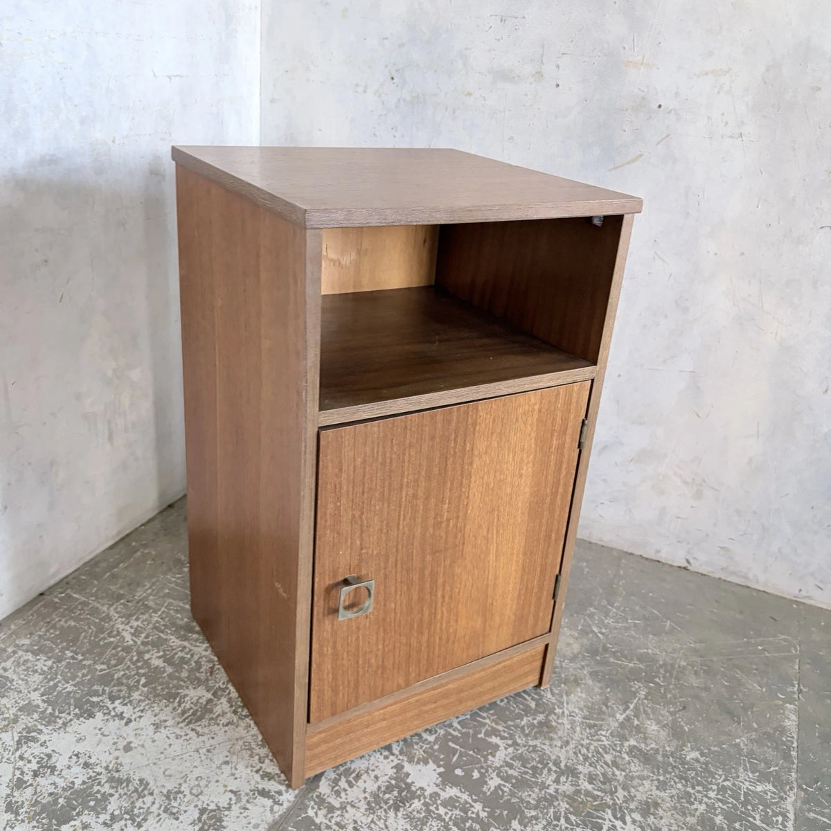 Mid-century American-style teak bedside cabinet - view 5