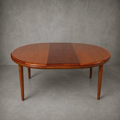 White and Newton solid teak round extending dining table – view 2