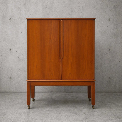 Mid-Century Danish Teak Cabinet on Castors – 1960s Storage / Drinks Cabinet – image 3