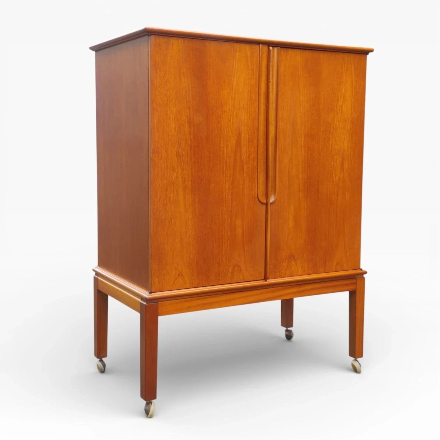 Mid-Century Danish Teak Cabinet on Castors – 1960s Storage / Drinks Cabinet – image 5