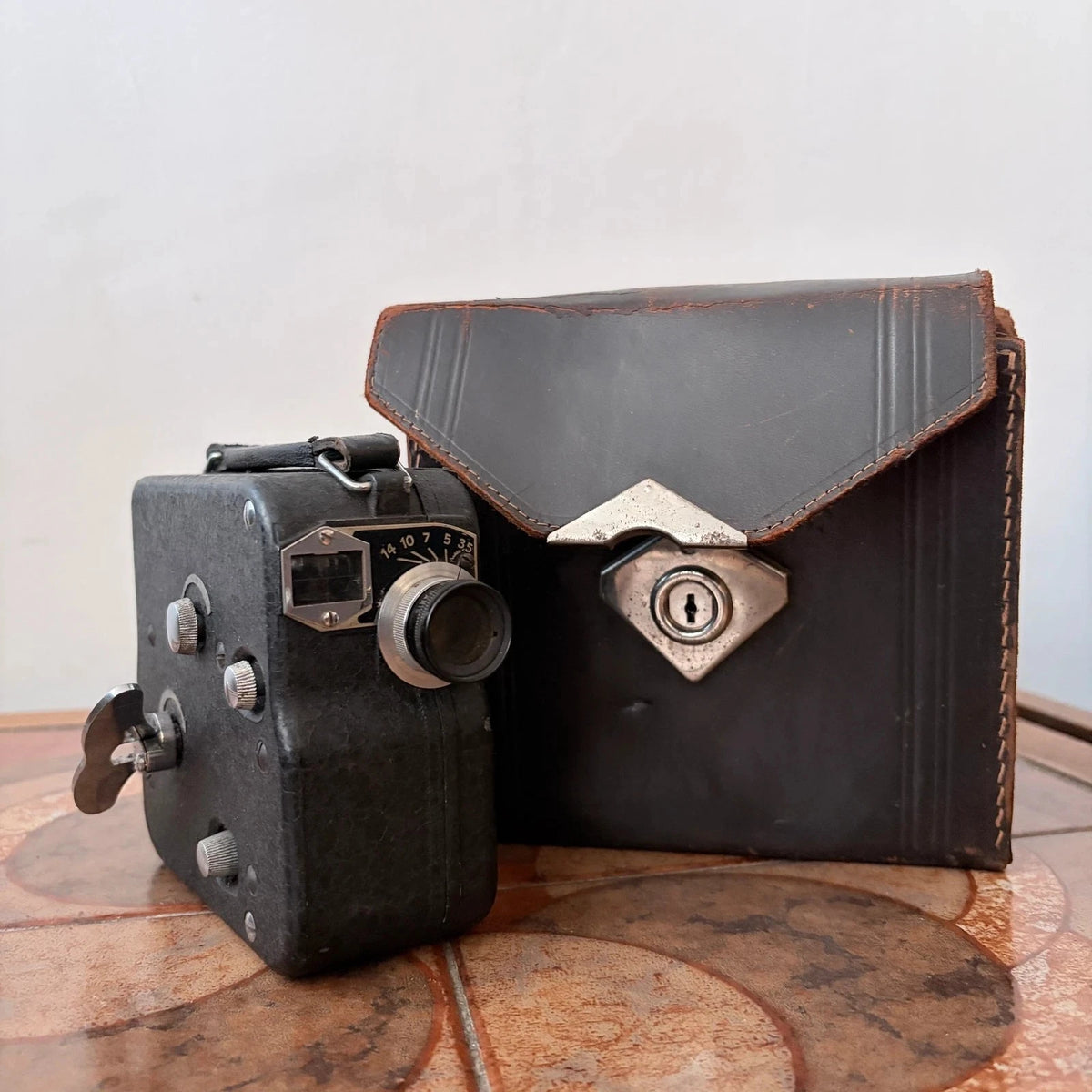 Rare Vintage Pathé 8mm Cine Movie Camera with Original Leather Case - image 2