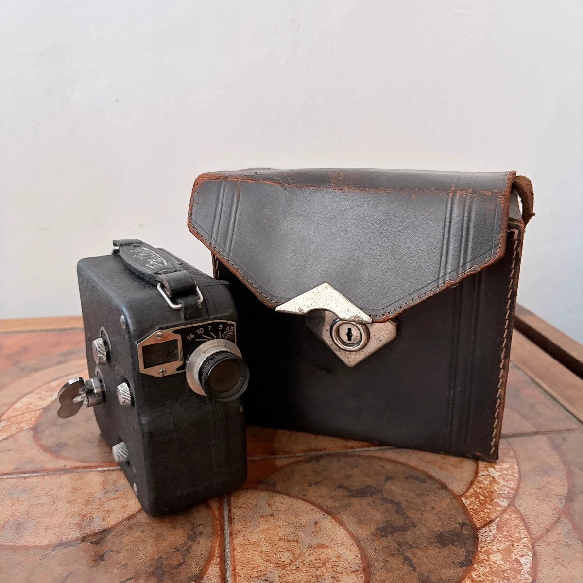 Rare Vintage Pathé 8mm Cine Movie Camera with Original Leather Case - image 3