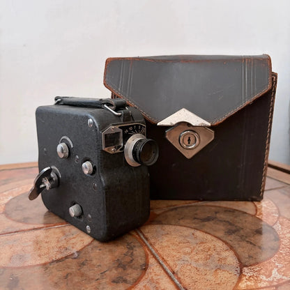 Rare Vintage Pathé 8mm Cine Movie Camera with Original Leather Case - image 4
