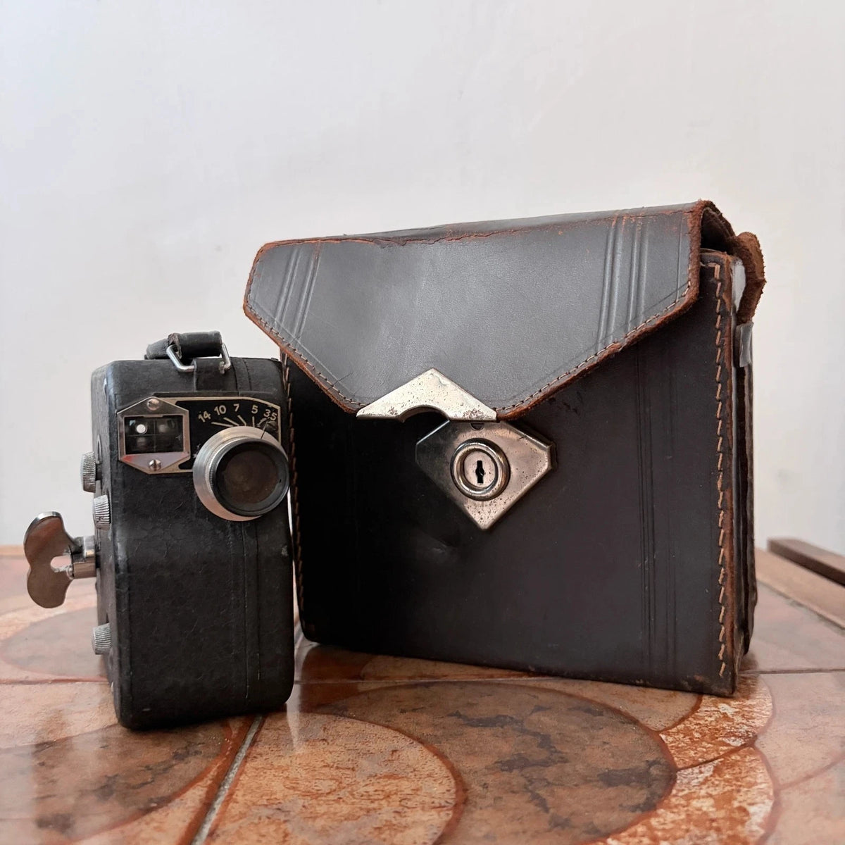 Rare Vintage Pathé 8mm Cine Movie Camera with Original Leather Case - image 5
