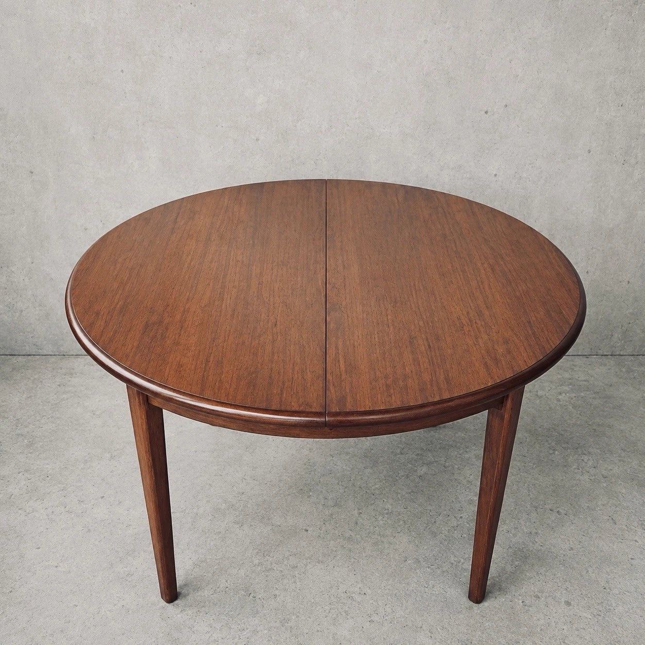 Stag Minstrel mahogany round extending dining table – view 1