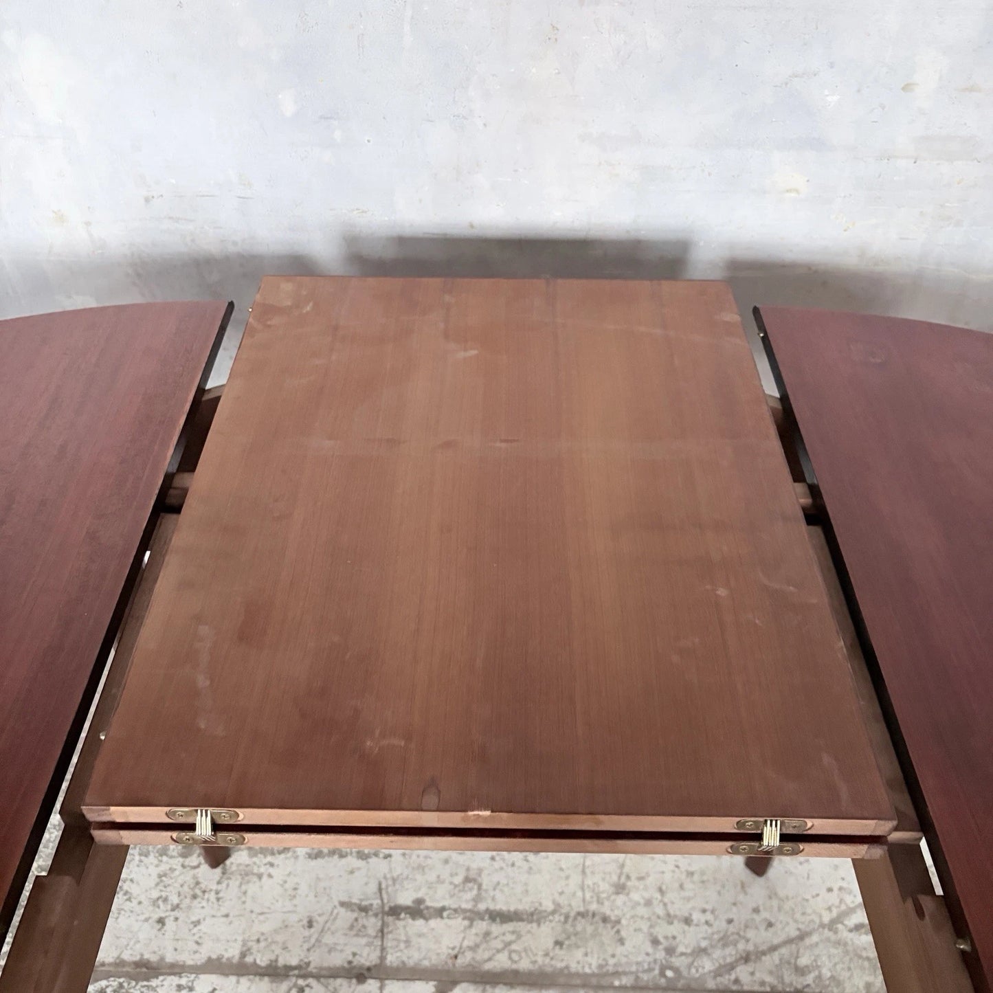 Stag Minstrel mahogany round extending dining table – view 4