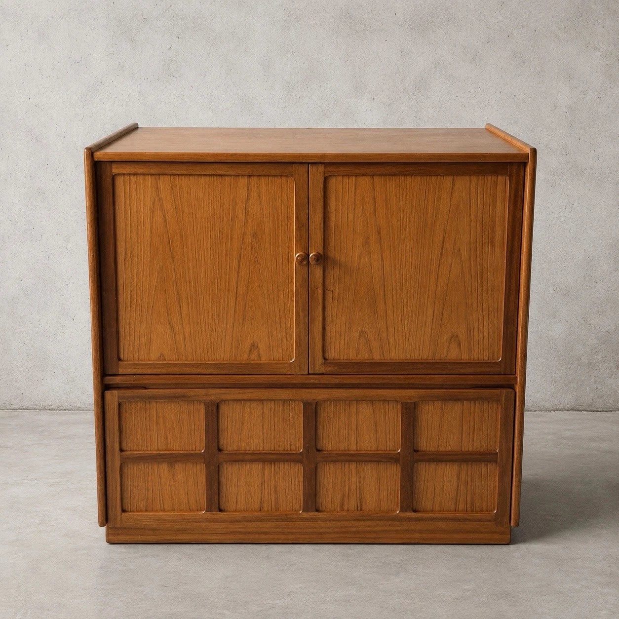 Nathan mid century teak TV hi-fi and drinks cabinet – view 2