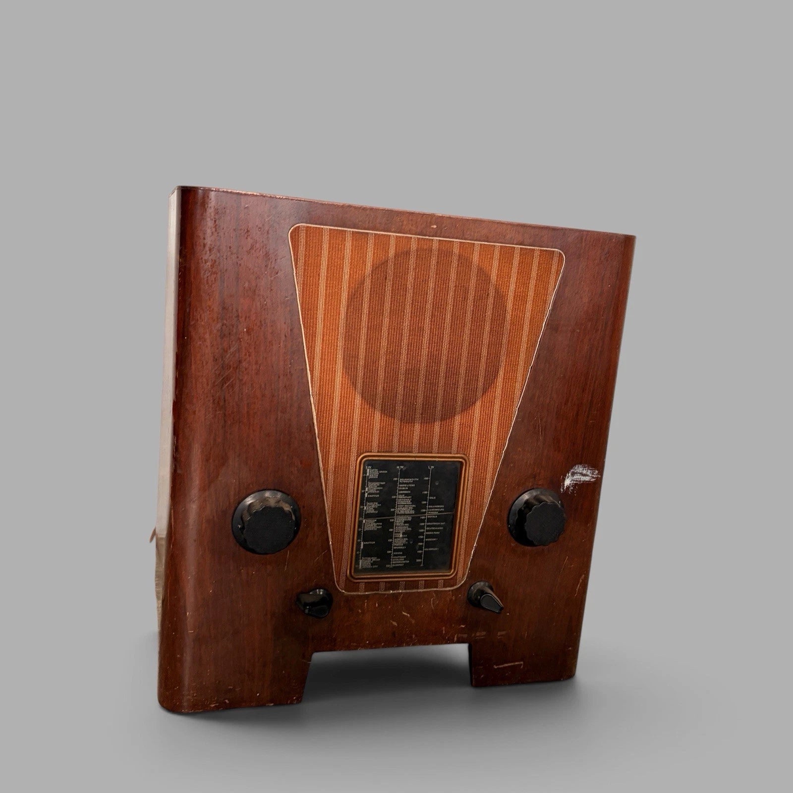Vintage Murphy Walnut Valve Radio – British Bakelite & Wood – view 2