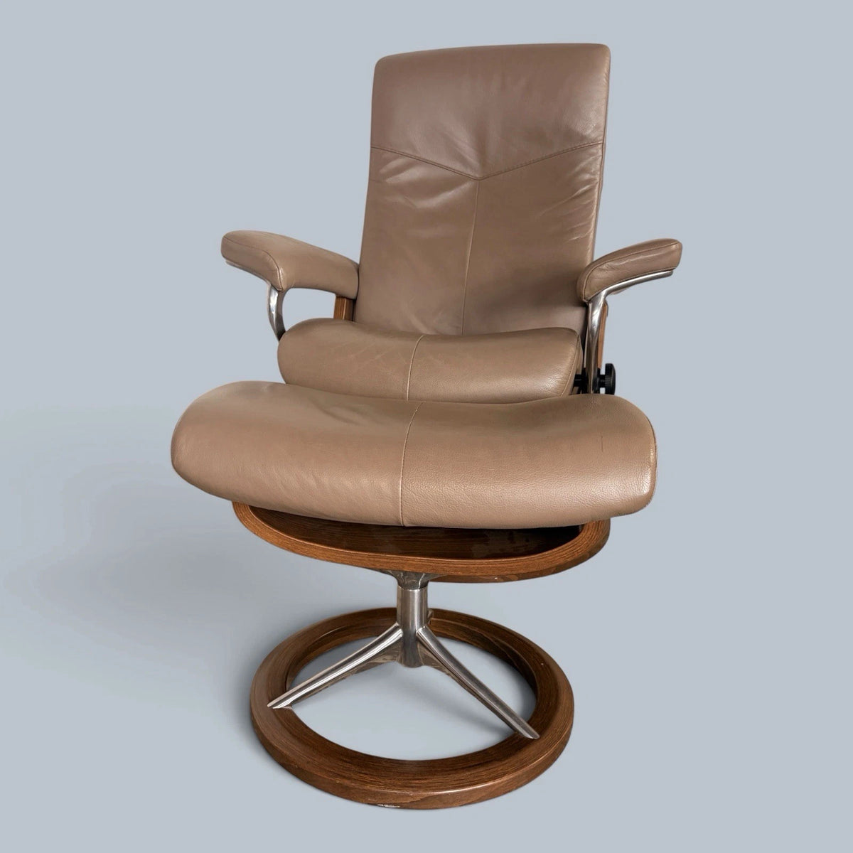 Ekornes Stressless Leather Recliner & Footstool – photograph 7