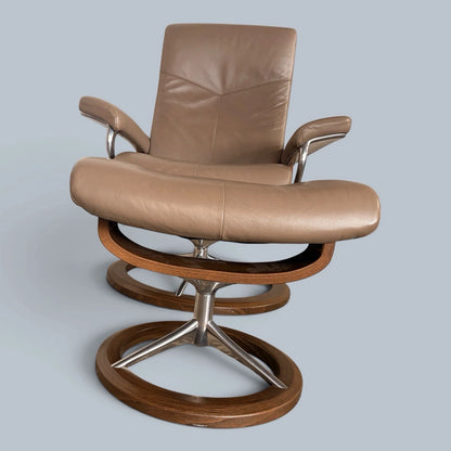 Ekornes Stressless Leather Recliner & Footstool – photograph 8