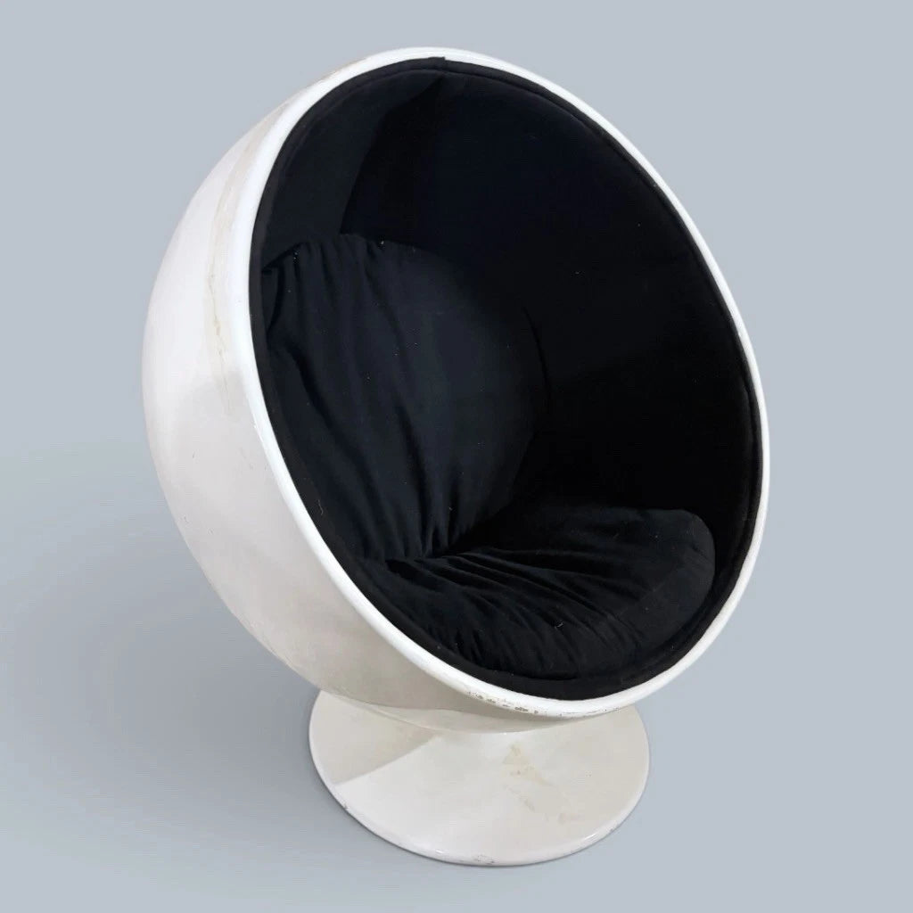 Space Age Fibreglass Ball Chair – Eero Aarnio Style – photograph 1
