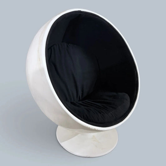 Space Age Fibreglass Ball Chair – Eero Aarnio Style – photograph 1