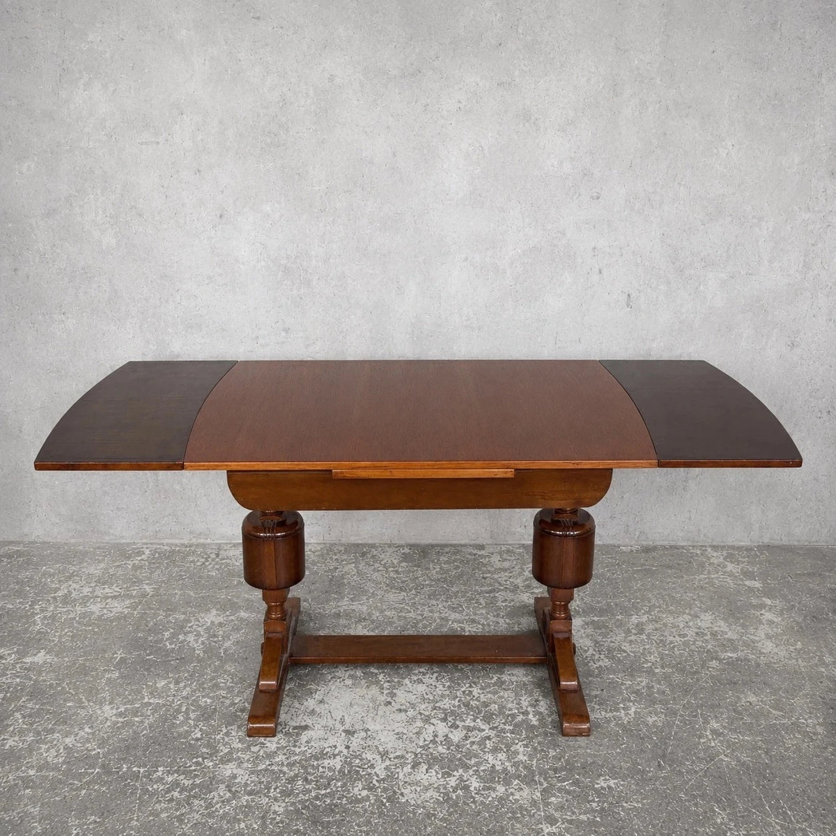 Arts & Crafts Oak Draw-Leaf Extending Dining Table – photograph 1