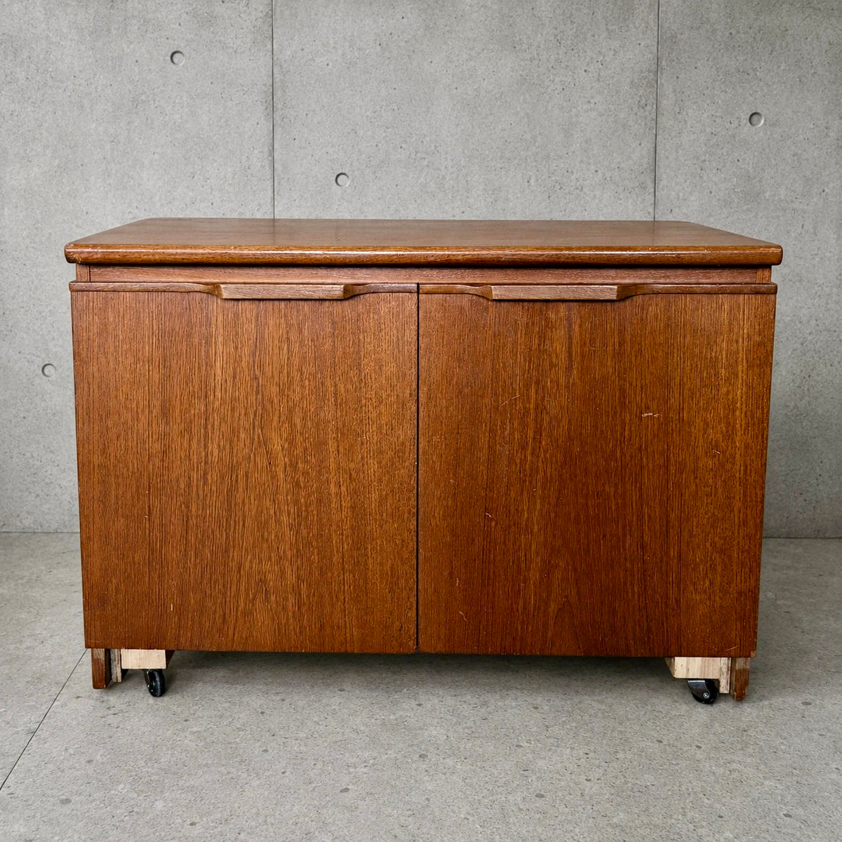 Mid-century teak two-door storage cabinet on castors – photograph 10