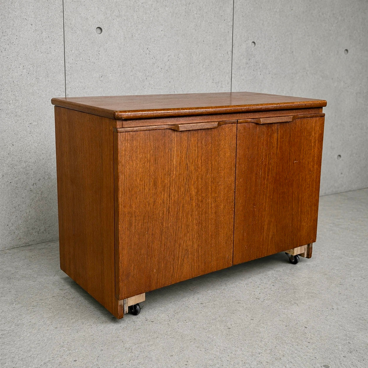 Mid-century teak two-door storage cabinet on castors – photograph 8