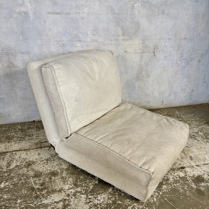 Space Age Style White Sherpa Convertible Lounge Chair & Daybed – original photograph 2