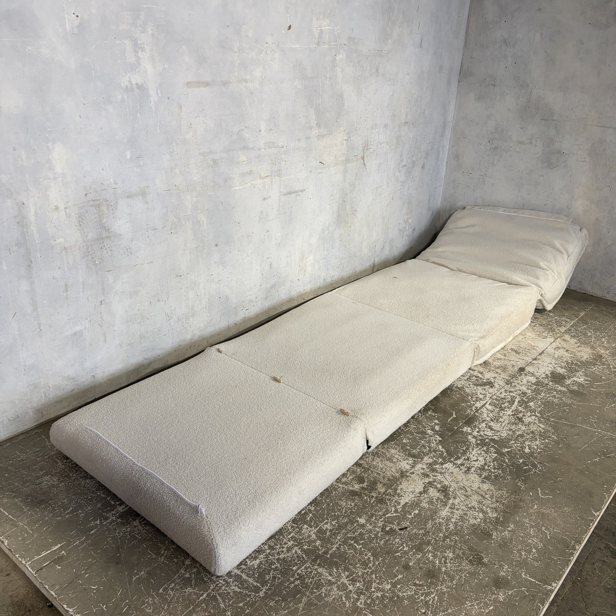 Space Age Style White Sherpa Convertible Lounge Chair & Daybed – original photograph 8