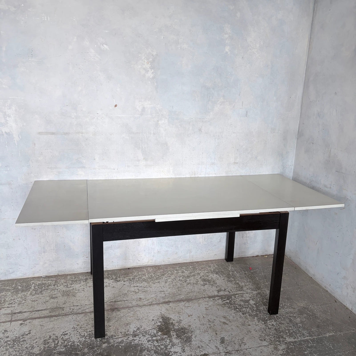 Mid Century White Formica Draw Leaf Extending Dining Table – original photograph 4