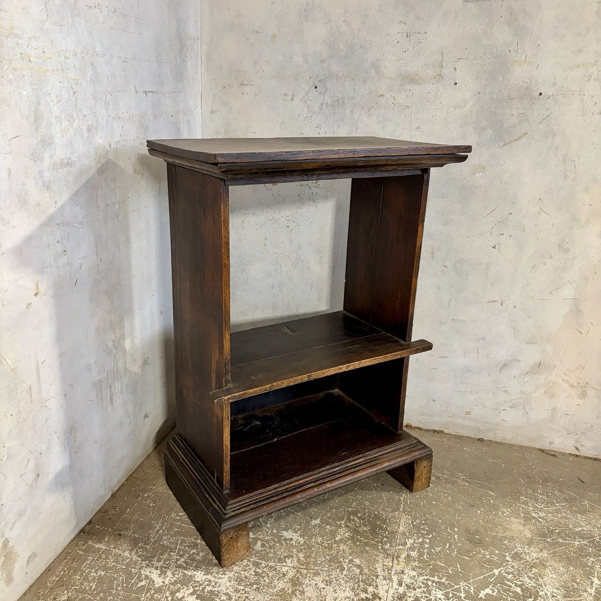Arts & Crafts Style Oak Open Shelving Side Table – original photograph 1