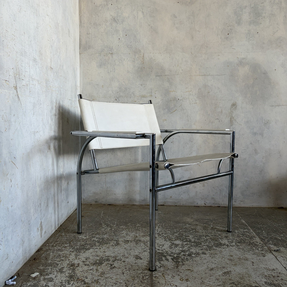 Gerard Vollenbrock 1980s Chrome & White Leather Armchair – original photograph 5