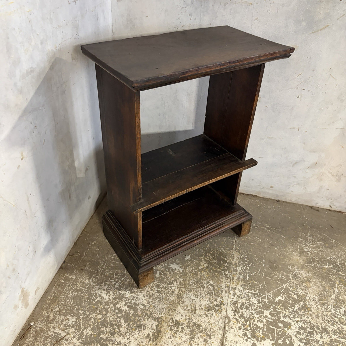 Arts & Crafts Style Oak Open Shelving Side Table – original photograph 5
