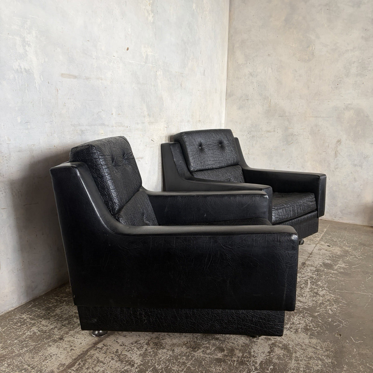 Pair of Art Deco Black Leather Club Armchairs – 1930s – original photograph 4