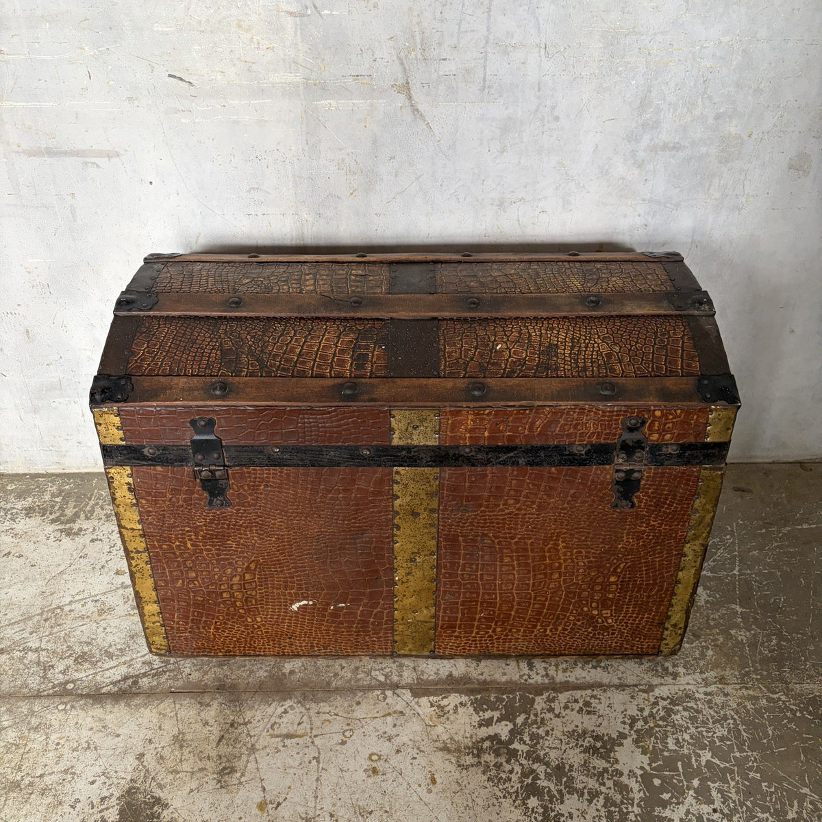 Vintage Crocodile-Effect Dome-Top Steamer Trunk – Storage Chest – view 5