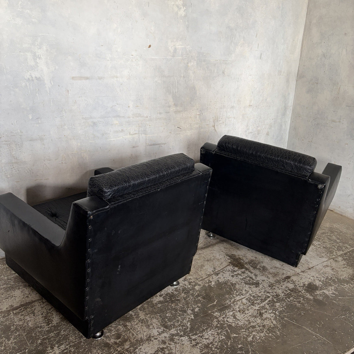 Pair of Art Deco Black Leather Club Armchairs – 1930s – original photograph 8
