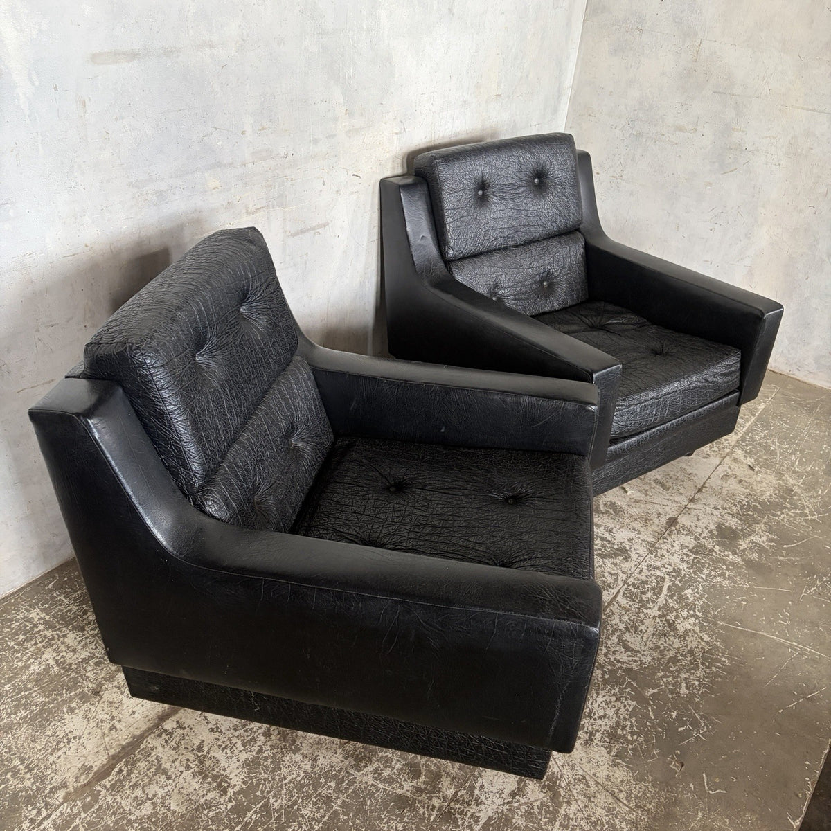 Pair of Art Deco Black Leather Club Armchairs – 1930s – original photograph 7