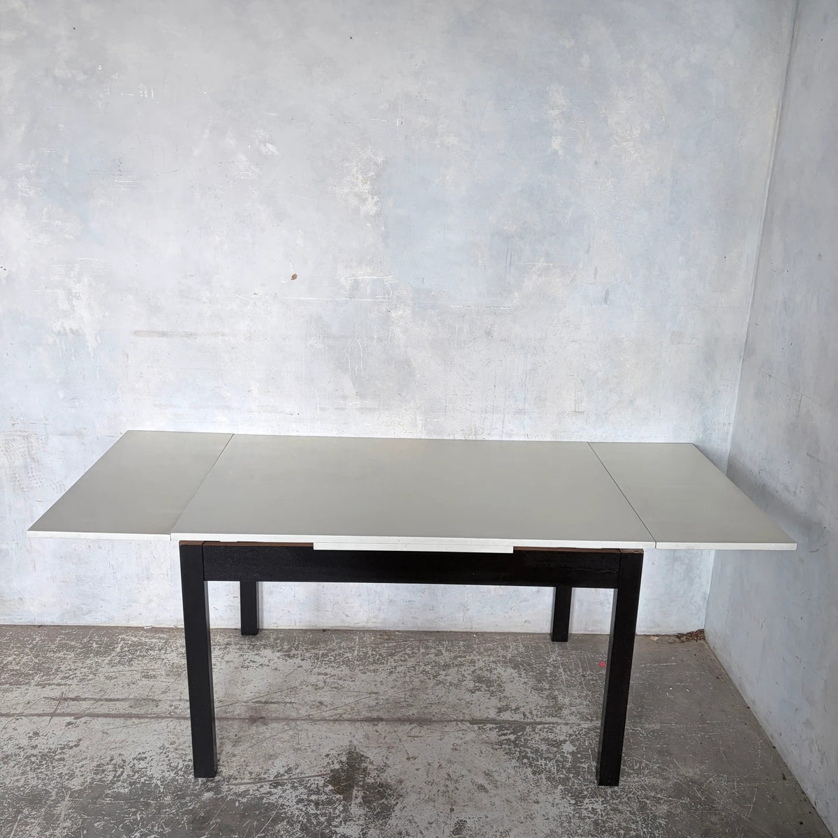 Mid Century White Formica Draw Leaf Extending Dining Table – original photograph 3