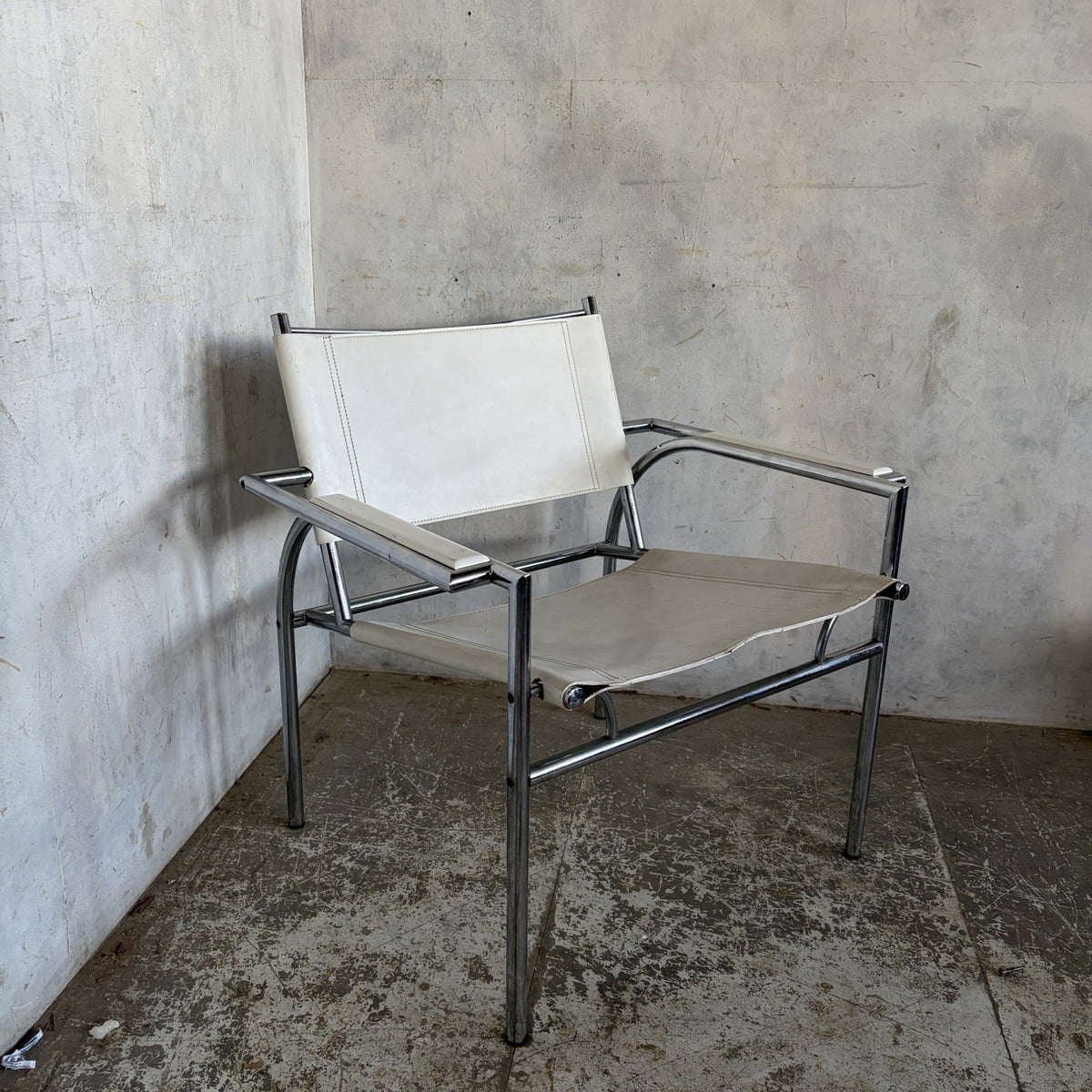 Gerard Vollenbrock 1980s Chrome & White Leather Armchair – original photograph 4