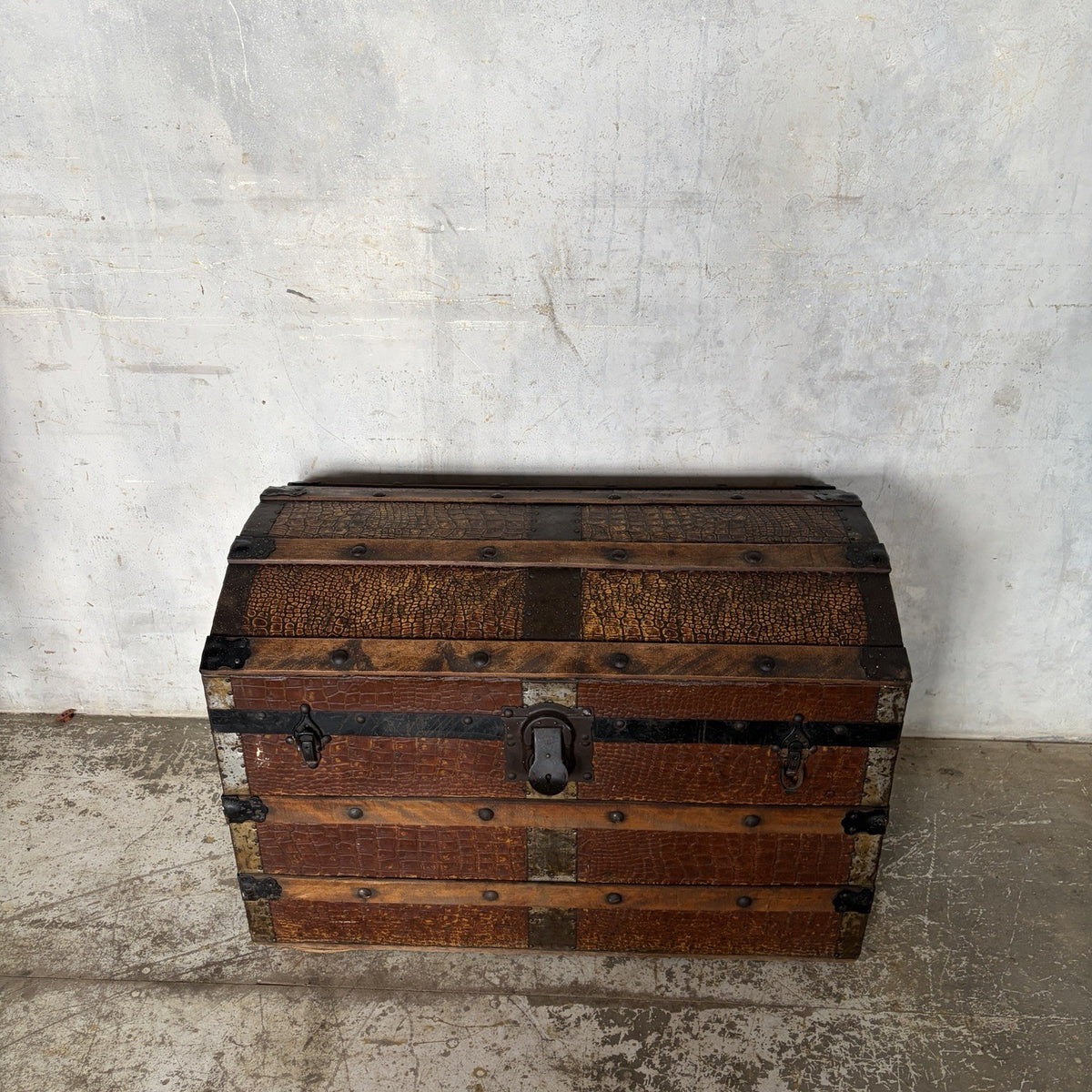 Vintage Crocodile-Effect Dome-Top Steamer Trunk – Storage Chest – view 8