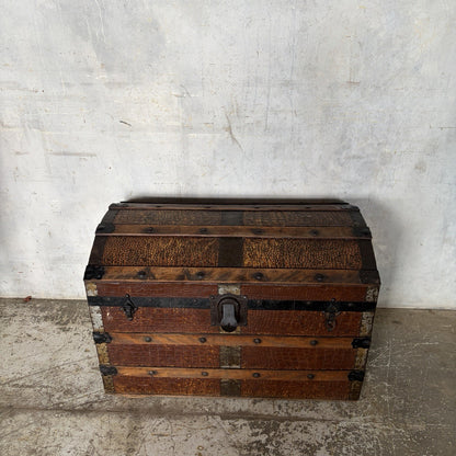 Vintage Crocodile-Effect Dome-Top Steamer Trunk – Storage Chest – view 8